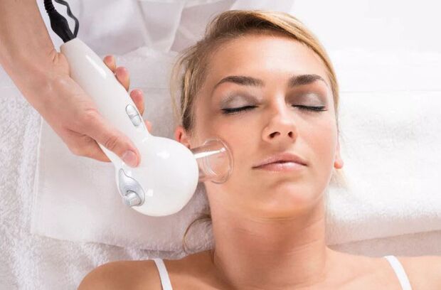 A vákuummasszázs eljárás segít megtisztítani az arcbőrt és kisimítani a ráncokat